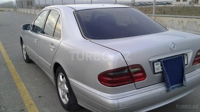 Mercedes E 220 2001, 318,214 km - 2.2 l - Bakı