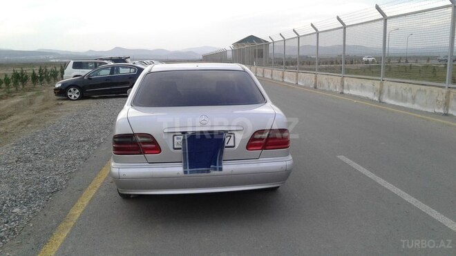 Mercedes E 220 2001, 318,214 km - 2.2 l - Bakı