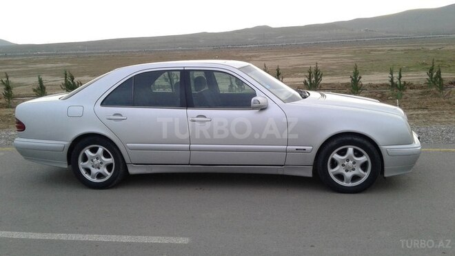Mercedes E 220 2001, 318,214 km - 2.2 l - Bakı
