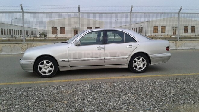 Mercedes E 220 2001, 318,214 km - 2.2 l - Bakı