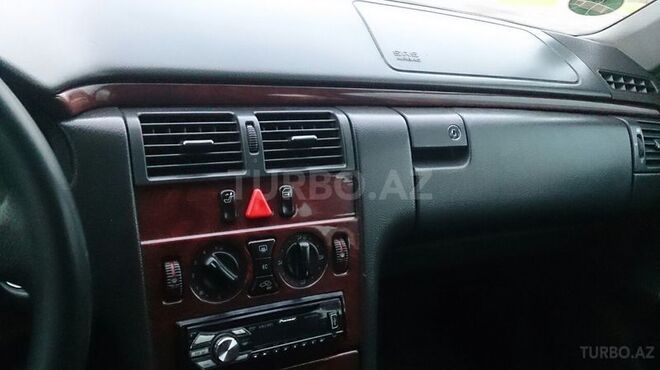 Mercedes E 220 2001, 276,218 km - 2.2 l - Bakı