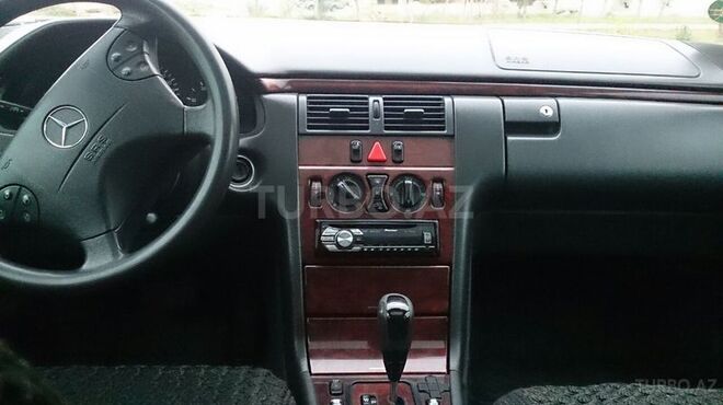 Mercedes E 220 2001, 276,218 km - 2.2 l - Bakı