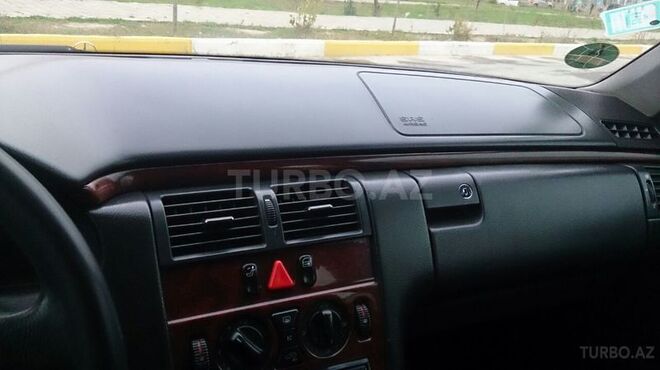 Mercedes E 220 2001, 276,218 km - 2.2 l - Bakı