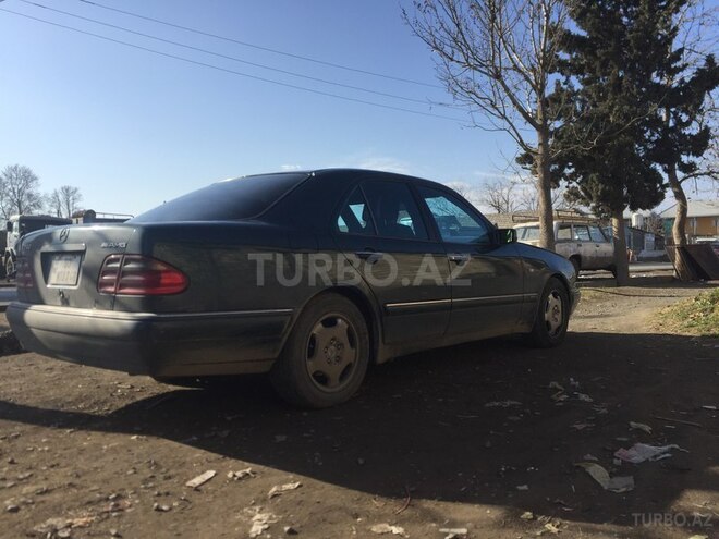 Mercedes E 240 1998, 245,000 km - 2.4 l - Gəncə
