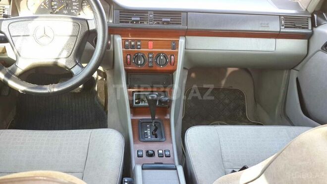 Mercedes E 220 1994, 292,888 km - 2.2 l - Biləsuvar