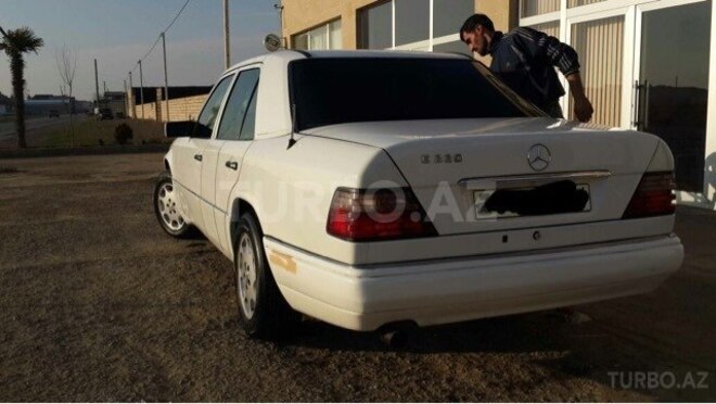 Mercedes E 220 1994, 292,888 km - 2.2 l - Biləsuvar