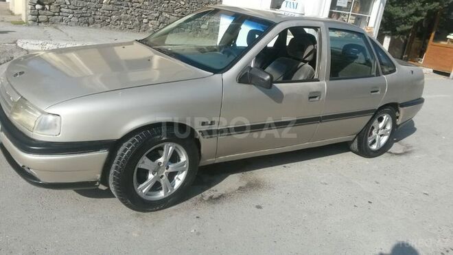 Opel Vectra 1990, 370,000 km - 1.8 l - Şəki