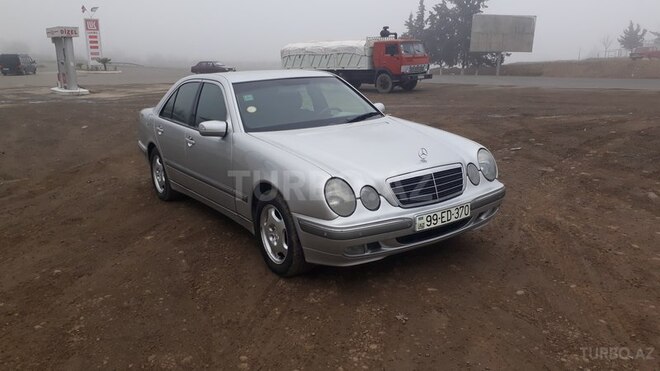 Mercedes E 220 2001, 312,567 km - 2.2 l - Qazax