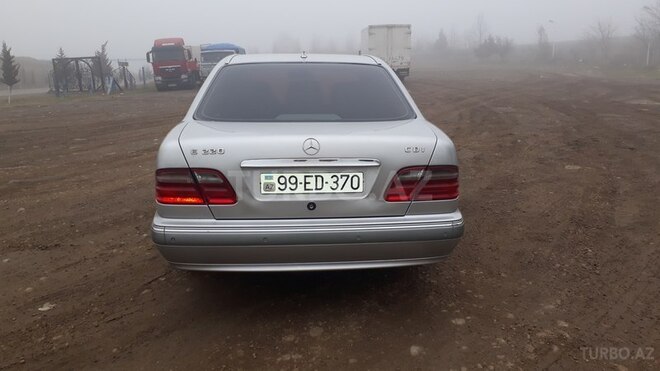 Mercedes E 220 2001, 312,567 km - 2.2 l - Qazax