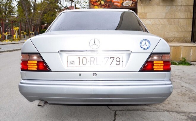 Mercedes E 220 1994, 250,000 km - 2.2 l - Bakı
