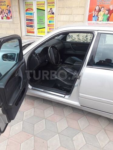 Mercedes E 270 2001, 236,000 km - 2.7 l - Xırdalan