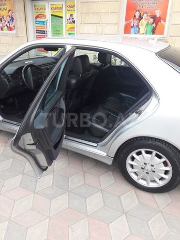 Mercedes E 270 2001, 236,000 km - 2.7 l - Xırdalan