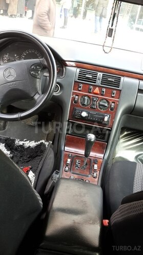 Mercedes E 220 2000, 300,000 km - 2.2 l - Bakı