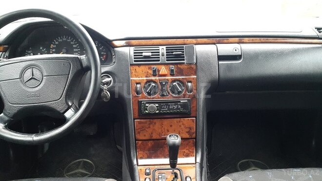 Mercedes E 240 1998, 315,000 km - 2.4 l - Zaqatala
