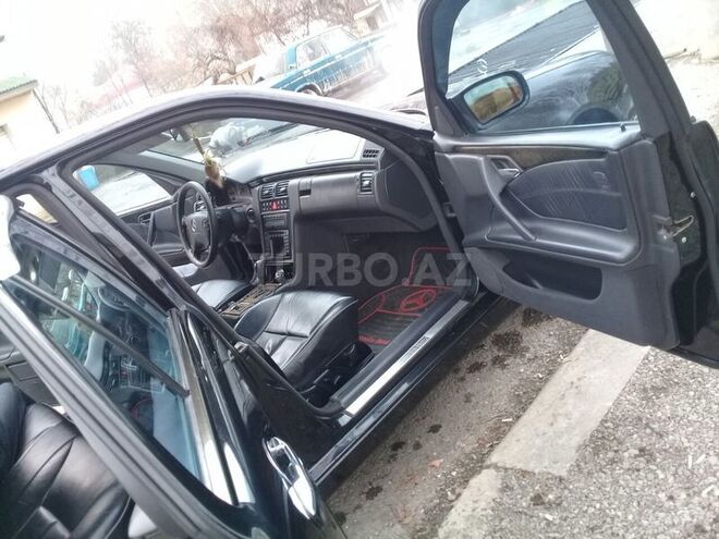 Mercedes E 240 2001, 293,748 km - 2.6 l - İsmayıllı
