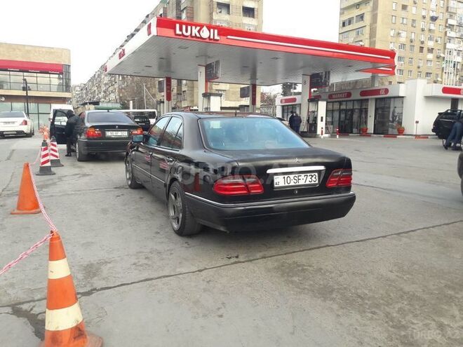 Mercedes E 240 1997, 328,000 km - 2.4 л - Bakı