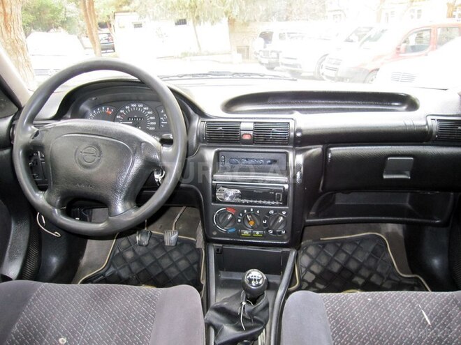 Opel Astra 1996, 215,000 km - 1.6 l - Bakı
