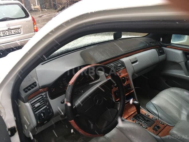 Mercedes E 240 1998, 260,000 km - 2.4 l - Bakı