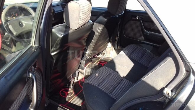 Mercedes 190 1990, 338,000 km - 1.8 l - Qax