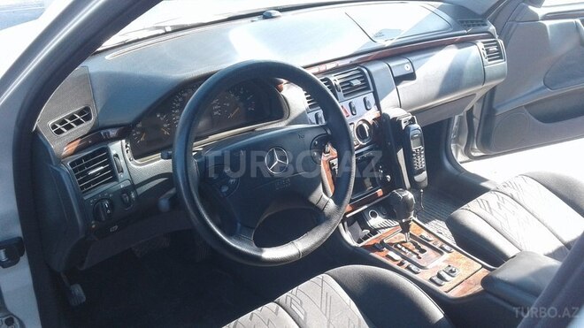 Mercedes E 220 2000, 303,000 km - 2.2 l - Bakı
