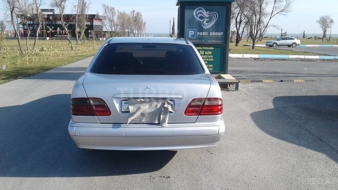 Mercedes E 220 2000, 303,000 km - 2.2 l - Bakı