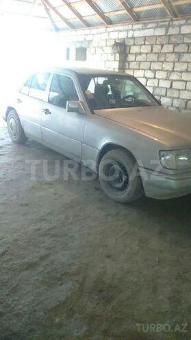 Mercedes E 280 1988, 270,000 km - 2.8 л - Quba