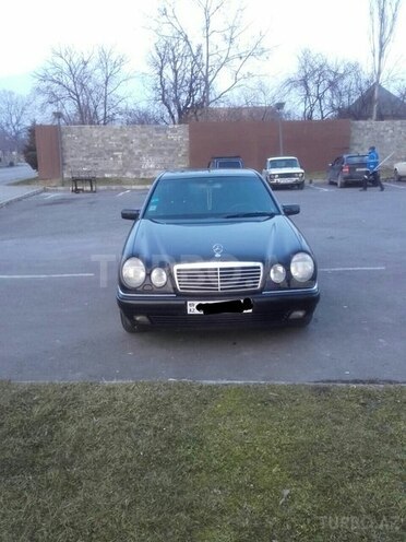 Mercedes E 240 1998, 330,000 km - 2.4 l - Qəbələ