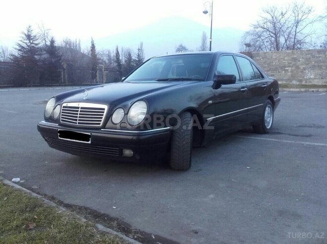 Mercedes E 240 1998, 330,000 km - 2.4 l - Qəbələ