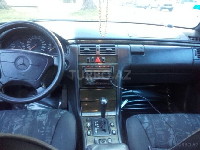 Mercedes E 240 1998, 330,000 km - 2.4 l - Qəbələ