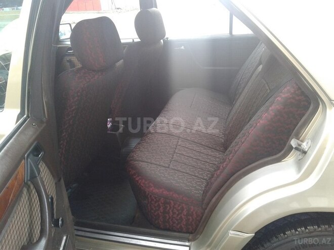 Mercedes E 250 1992, 298,000 km - 2.5 l - Bakı