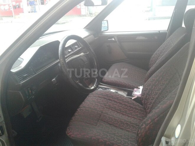 Mercedes E 250 1992, 298,000 km - 2.5 l - Bakı