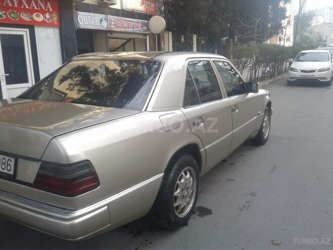 Mercedes E 250 1992, 298,000 km - 2.5 l - Bakı
