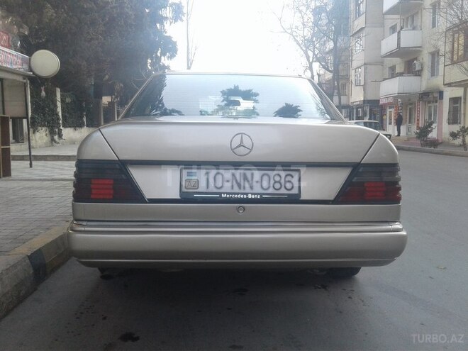 Mercedes E 250 1992, 298,000 km - 2.5 l - Bakı