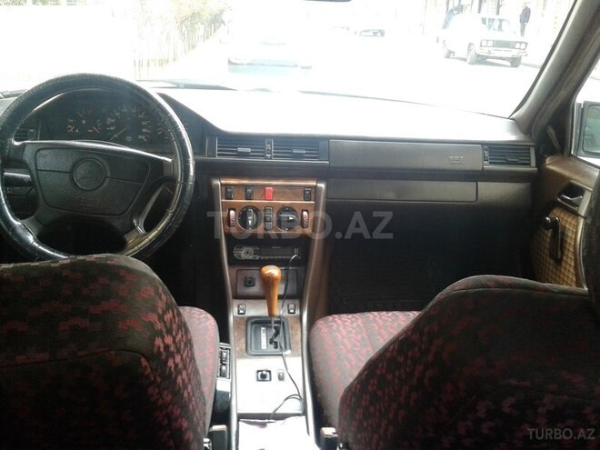 Mercedes E 250 1992, 298,000 km - 2.5 l - Bakı