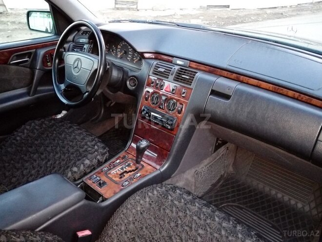 Mercedes E 240 1999, 257,000 km - 2.4 l - Sumqayıt