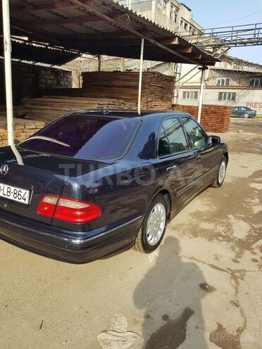Mercedes E 220 2001, 205,000 km - 2.2 l - Bakı