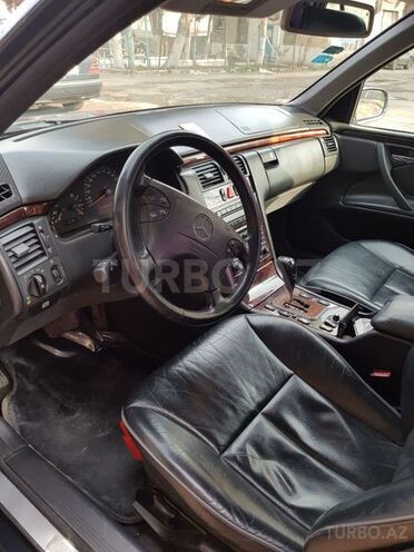 Mercedes E 220 2001, 205,000 km - 2.2 l - Bakı