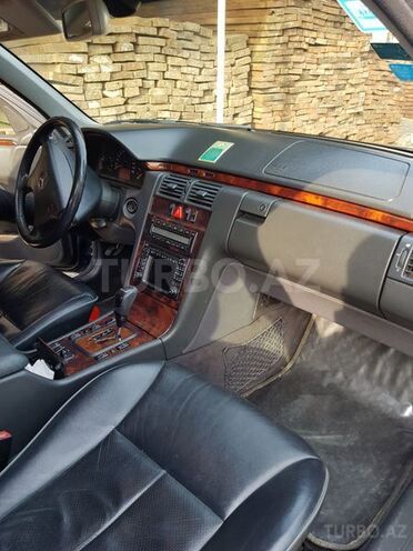 Mercedes E 220 2001, 205,000 km - 2.2 l - Bakı