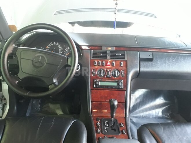Mercedes E 230 1997, 244,617 km - 2.3 л - Bərdə