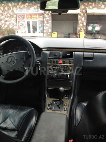 Mercedes E 230 1996, 267,500 km - 2.3 l - Yevlax