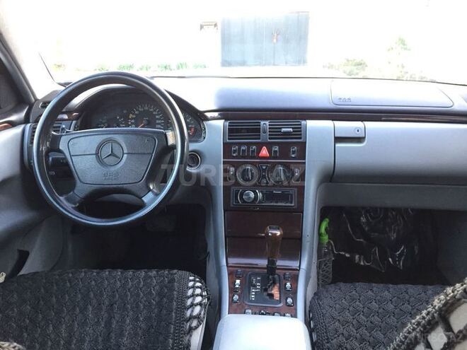 Mercedes E 240 1999, 220,000 km - 2.4 л - Mingəçevir