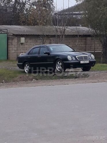 Mercedes E 200 2001, 256,815 km - 2.0 l - Saatlı
