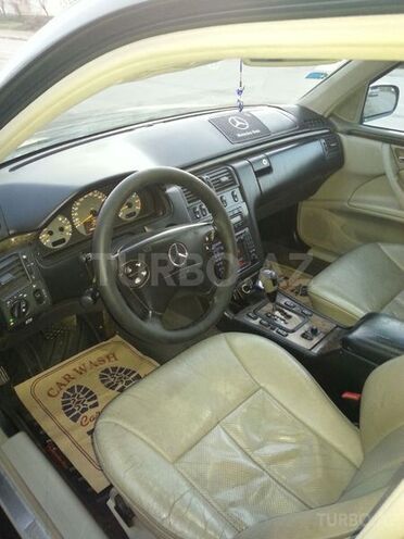 Mercedes E 200 2001, 256,815 km - 2.0 l - Saatlı