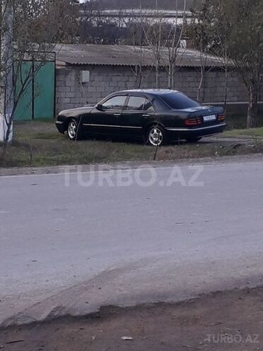 Mercedes E 200 2001, 256,815 km - 2.0 l - Saatlı