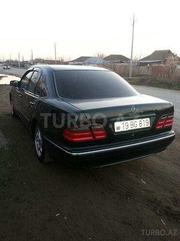 Mercedes E 200 2001, 256,815 km - 2.0 l - Saatlı