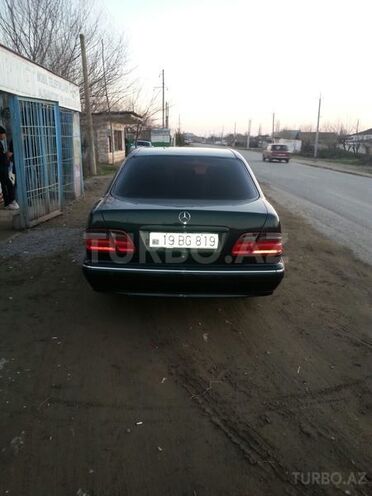 Mercedes E 200 2001, 256,815 km - 2.0 l - Saatlı