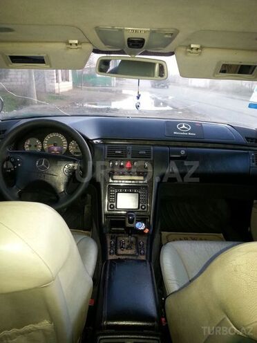 Mercedes E 200 2001, 256,815 km - 2.0 l - Saatlı