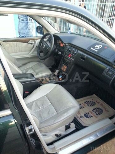 Mercedes E 200 2001, 256,815 km - 2.0 l - Saatlı