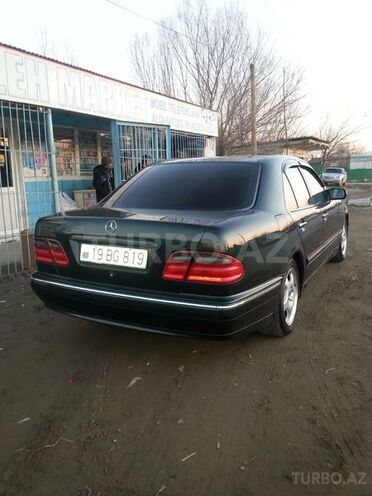 Mercedes E 200 2001, 256,815 km - 2.0 l - Saatlı