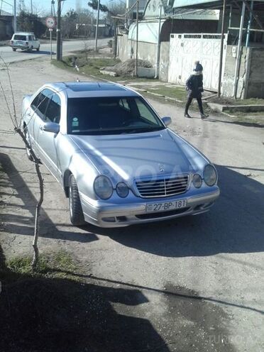 Mercedes E 320 2001, 245,000 km - 3.2 l - Xudat